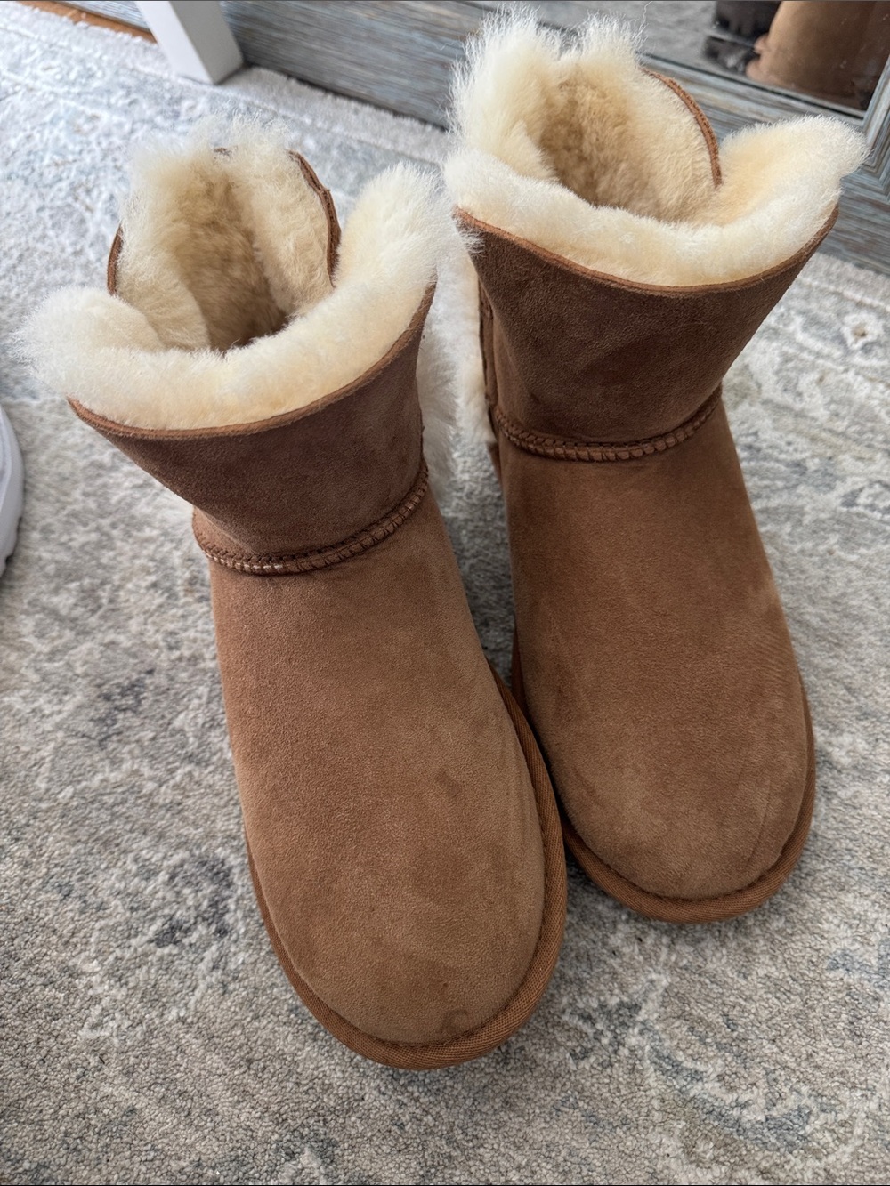 Kirkland genuine sheepskin women’s Shearling Lined Ankle Boots Chestnut Brown 8